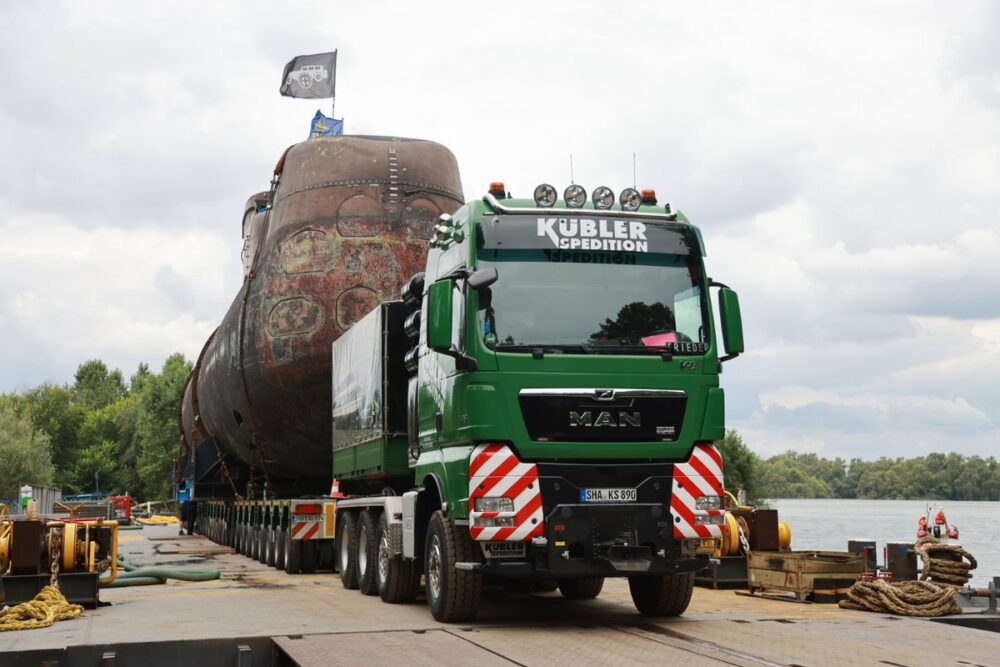 重量350トンの「Uボート」が道路を走った!!　ドイツ海軍の潜水艦を博物館へ運ぶ！