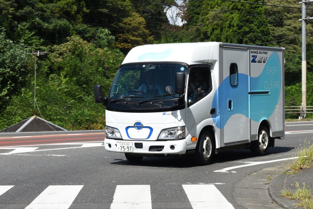 長さと幅を小型車枠に収めたことで、都市部でも取り回しやすくなっているZ EV。コンパクトな車体は住宅が密集したエリアでも活躍しそうだ