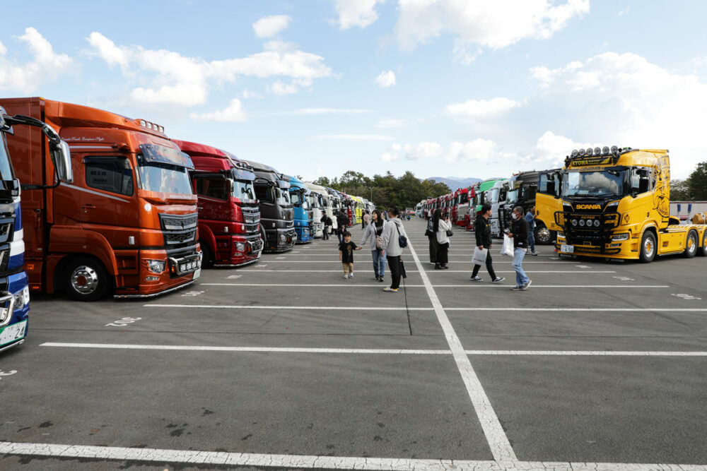 ズラリと並んだカスタムトラック。これでも展示車両のほんの一部だ