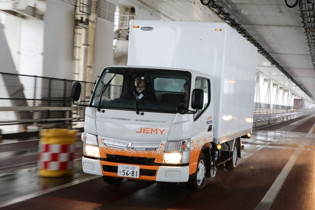 1.5t積キャンターの2ペダルをベースに開発したコンバージョンEVトラック