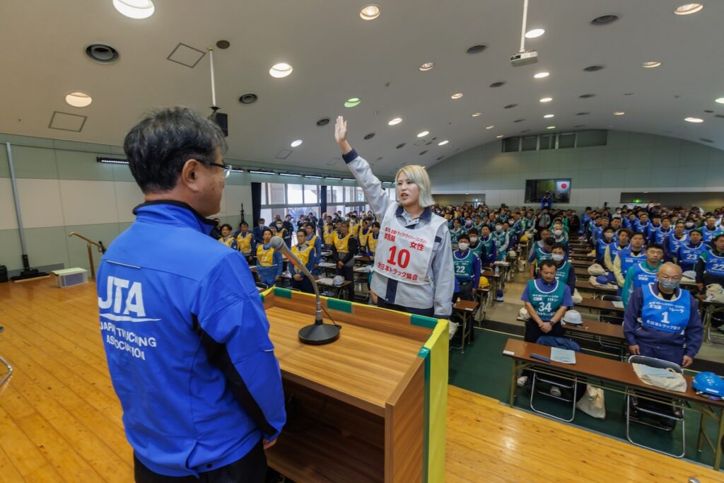 トラックドライバーコンテストの開催式で宣誓を行なう選手