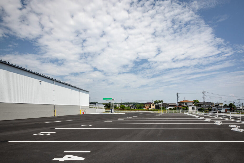 「TSUNAGU STATION 新富士」のトレーラ・トラック用駐車スペース