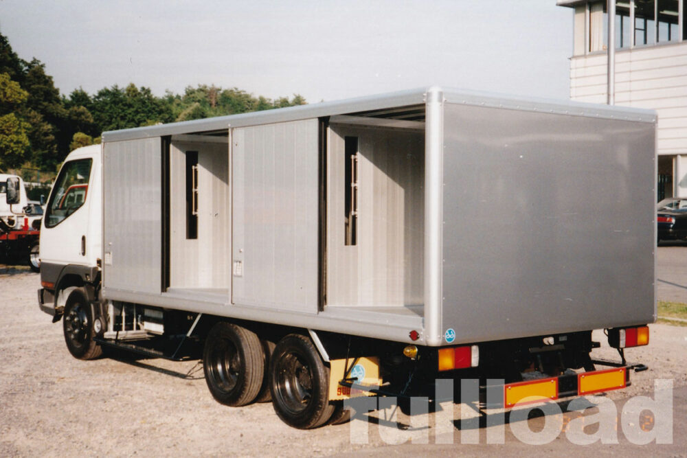 須河車体が1999年に製作した3.8トン積ボトルカー。ベースは三菱ふそうキャンター3軸シャシーだ