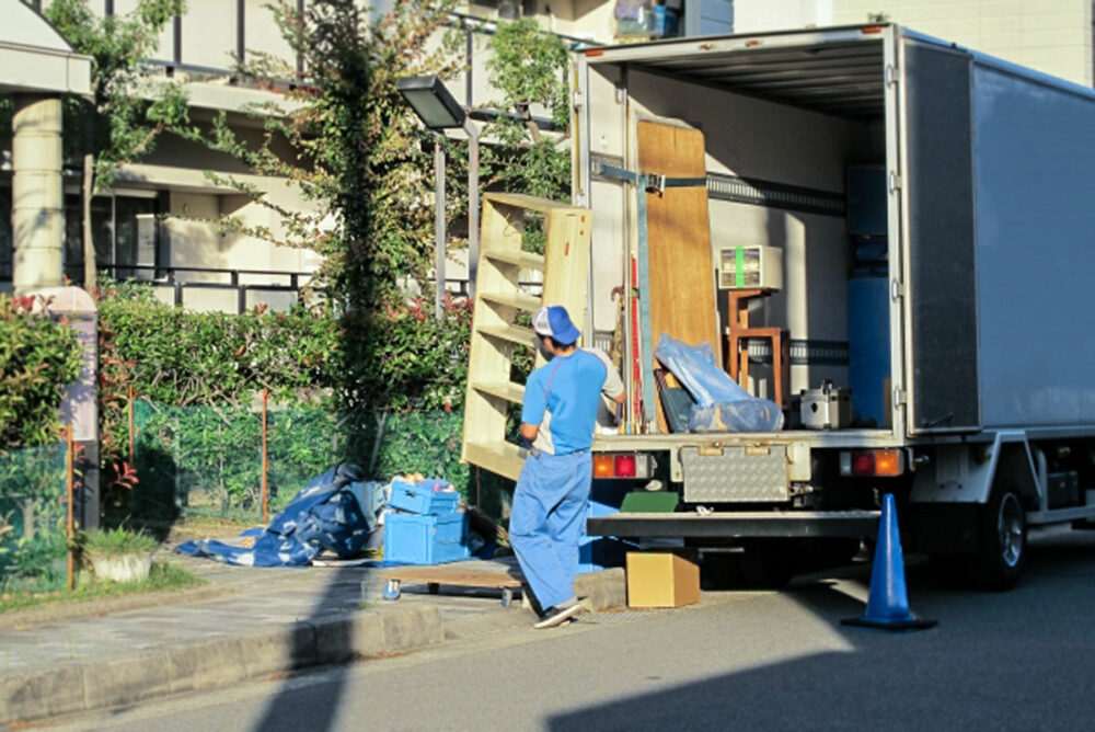 一般の住宅で積み降ろしを行なう引越しのトラック。作業時間も長く駐車場所に苦労することが多い