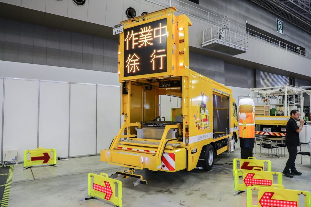 専用の矢印板をフックでリアの装置で引っ掛けて設置・回収を行なうことができる「ロボアロー」