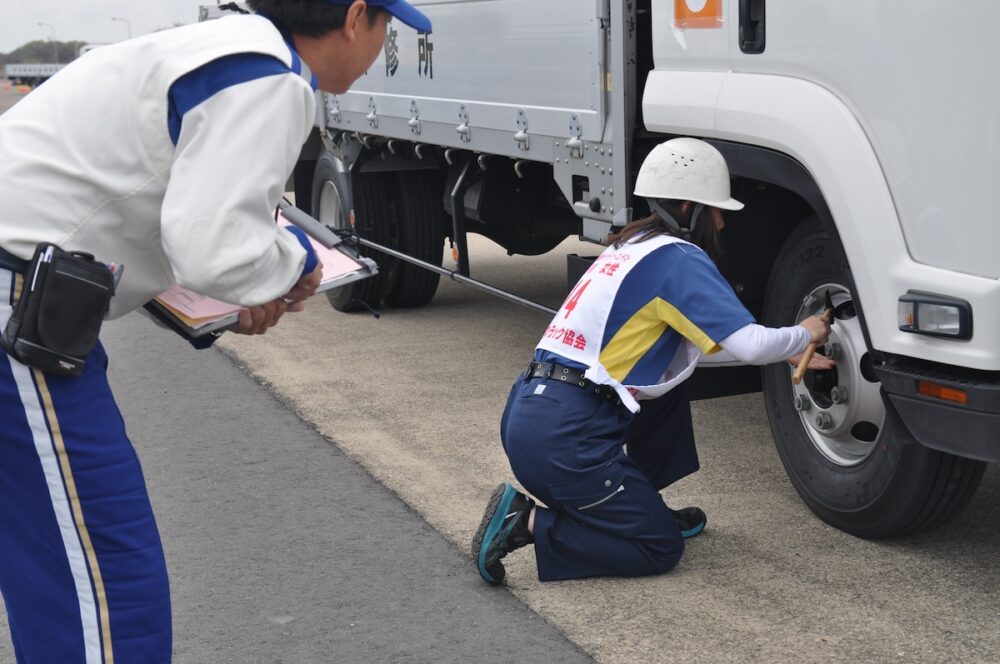 日常点検の実科競技に挑む女性部門の選手