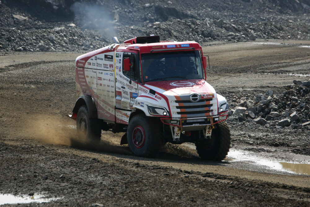 日野チームスガワラのダカールラリー2025の参戦車両、HINO600シリーズ