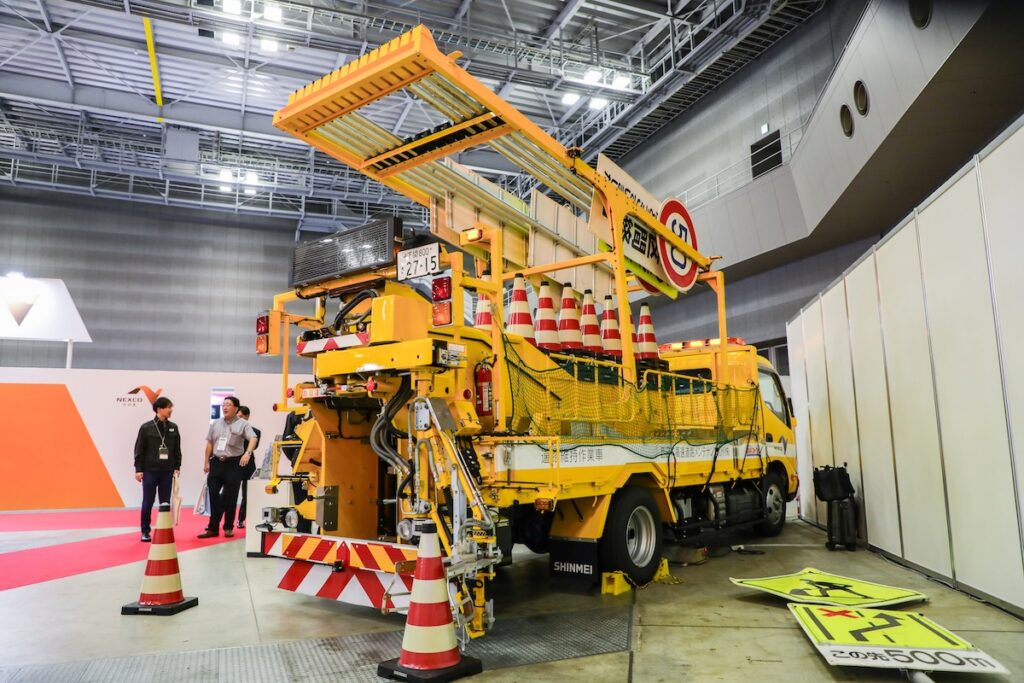 ラバーコーンを自動で設置・回収できる「ロボコーン」。オンボードラックコーンは違い、こちらはリアからラバーコーンを設置