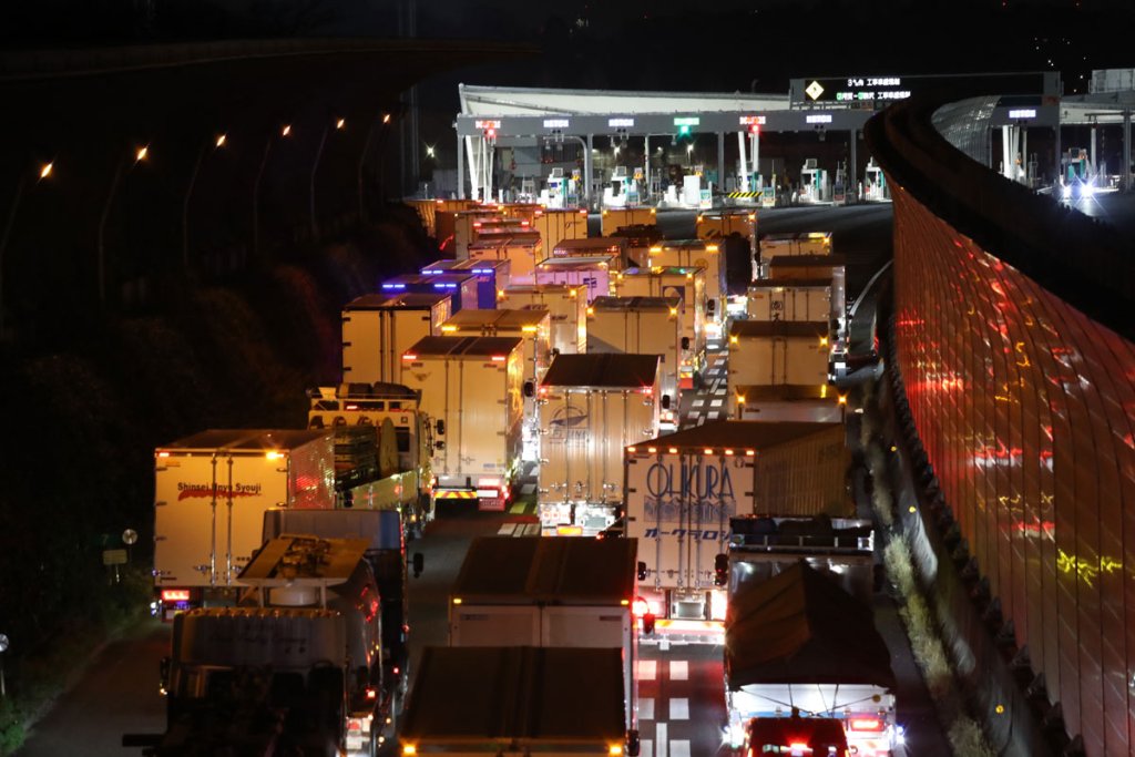 東名高速・東京料金所インターの深夜0時のトラック渋滞。他の渋滞要因がなければ10〜15分程度で解消に向かう