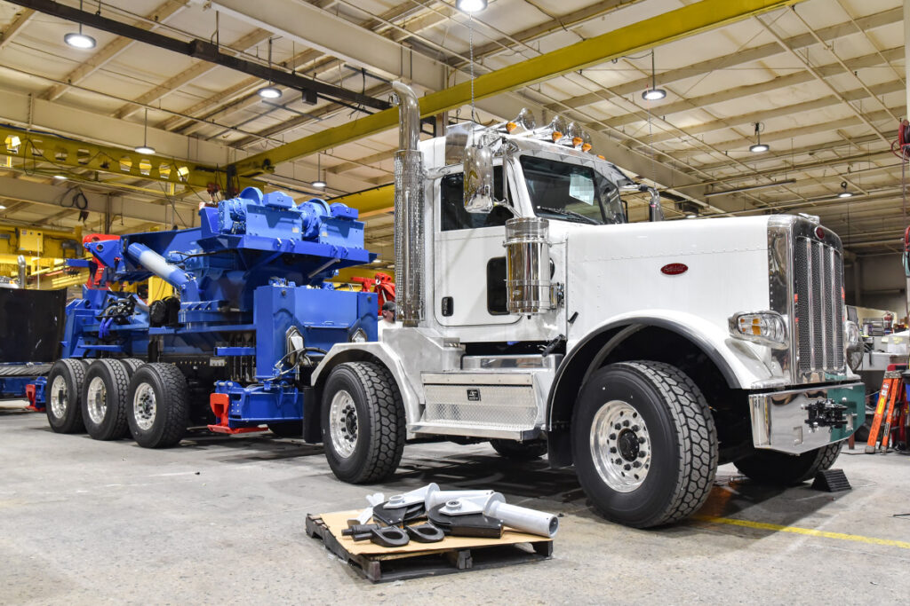 ミラーインダストリーズ社で架装工事中の大型レッカー車。すでに旋回式ウインチブーム（センチュリー1075S型）とアンダーリフト（センチュリーSDU4型）が載っており、リアボディの架装を待つ。ちなみにベース車はピータービルト・モデル589の6×4シャシーを延長、さらに5軸10×4化した特注仕様である