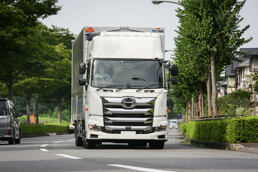 日本の場合、運転手が運転以外の業務を行なう時間が長く、実際の仕事内容は千差万別。「運転手の働き方」に現実を反映した統一基準を設けることが難しい