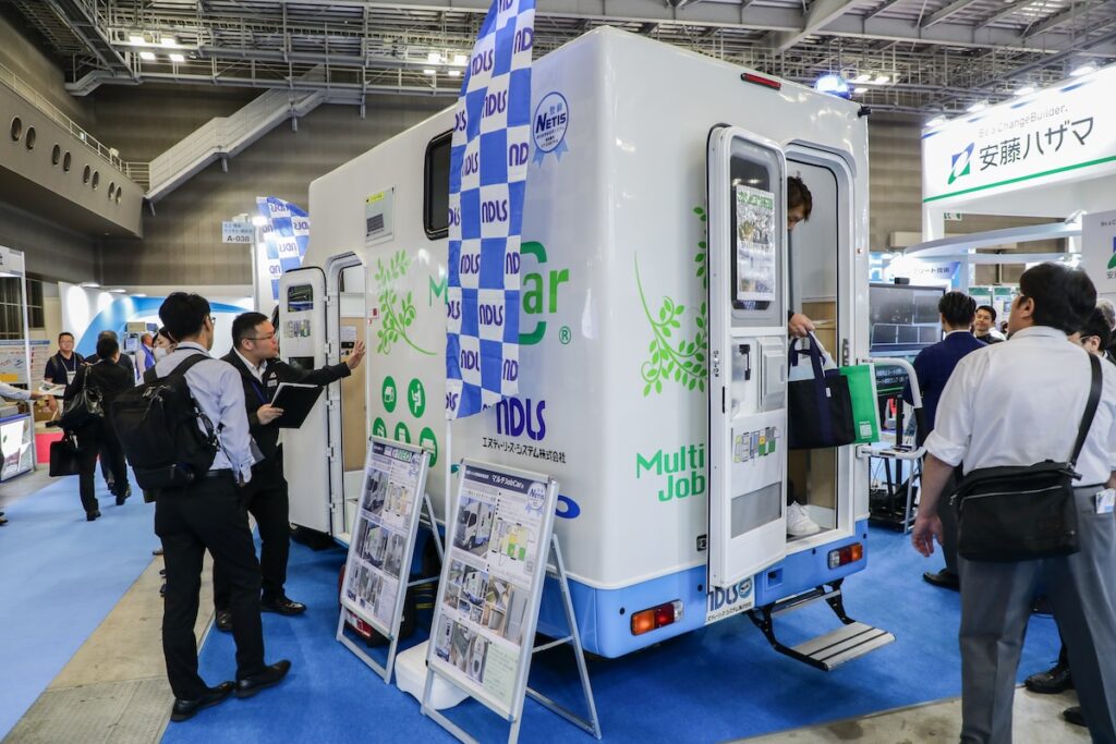 トイレと事務室を備えた「マルチJobcar」。エヌディリース・システムでは事務室部を洋式トイレと小便器に変えた「トイレカーNEO」も展開している
